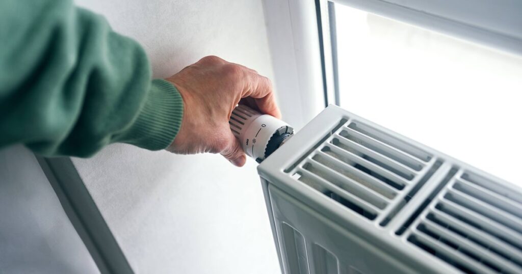 0_Close-up-of-female-hands-regulating-the-thermostat-on-the-radiator.jpg