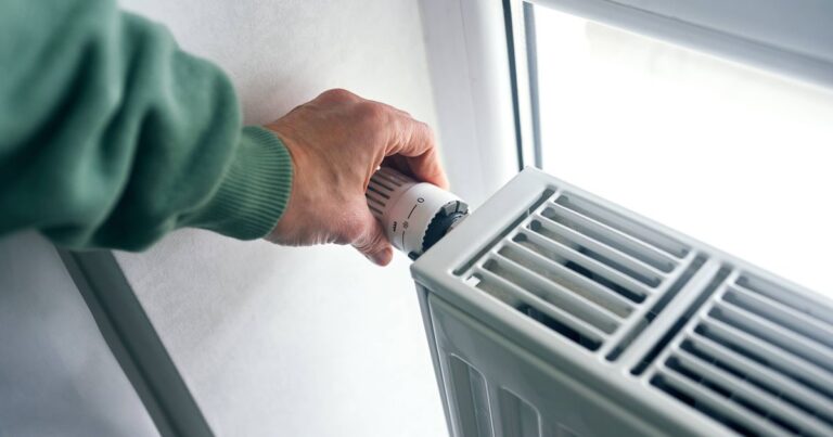 0_Close-up-of-female-hands-regulating-the-thermostat-on-the-radiator.jpg