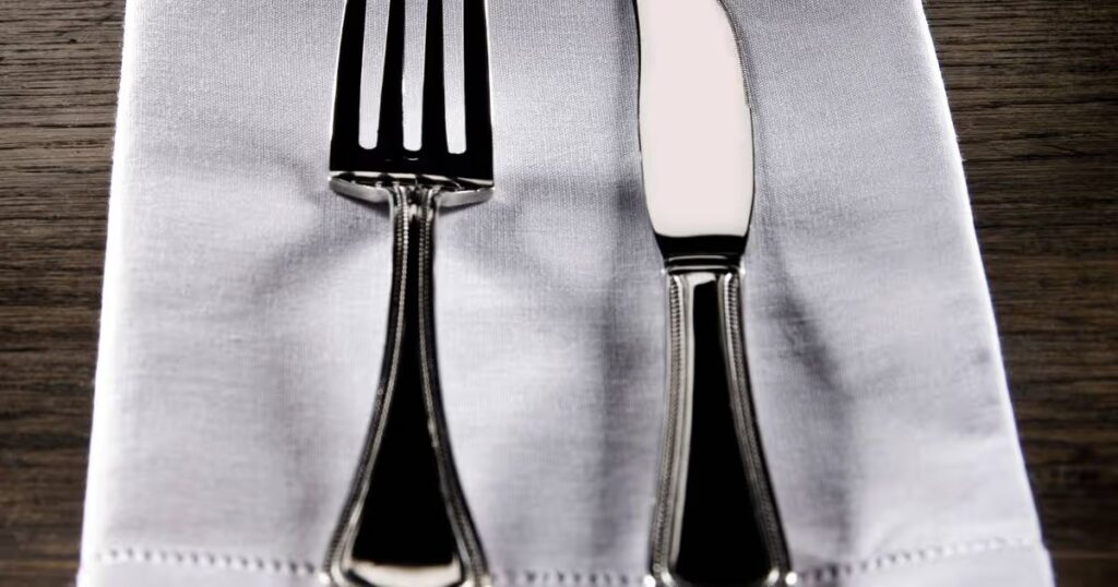 0_Fork-and-knife-on-white-linen-napkin.jpg