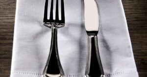 0_Fork-and-knife-on-white-linen-napkin.jpg