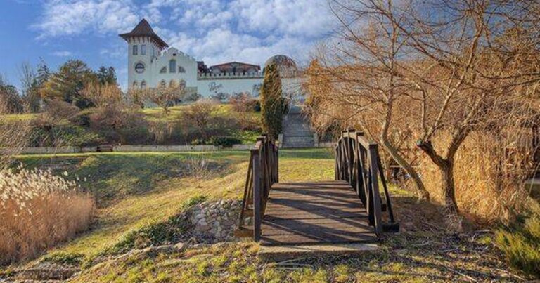 0_Purcari-winery-building-with-garden-Moldova.jpg