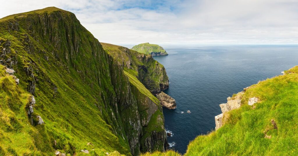 0_Scotland-St-Kilda-sea-cliffs-Western-Isles-panorama.jpg