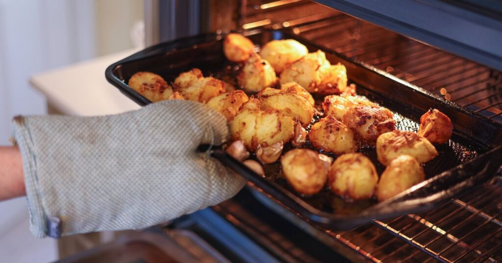 0_Taking-hot-crispy-roast-potatoes-out-of-a-domestic-oven-with-an-oven-mitt.jpg