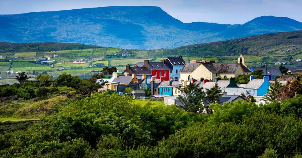 0_The-village-of-Eyeries-on-the-Beara-Peninsula-in-West-Cork.jpg