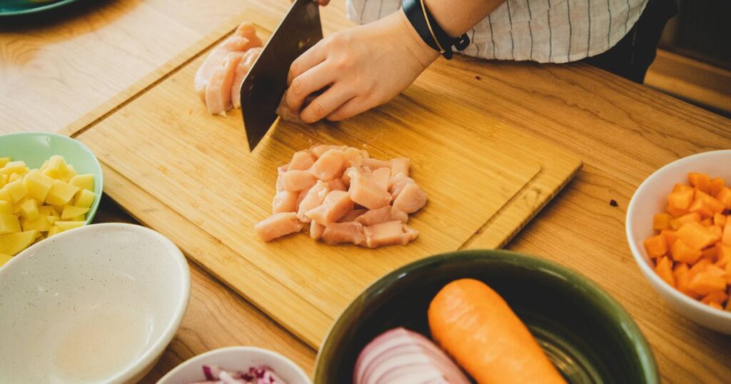 0_preparing-Japanese-curry-chicken-female-hand-chopping-food.jpg