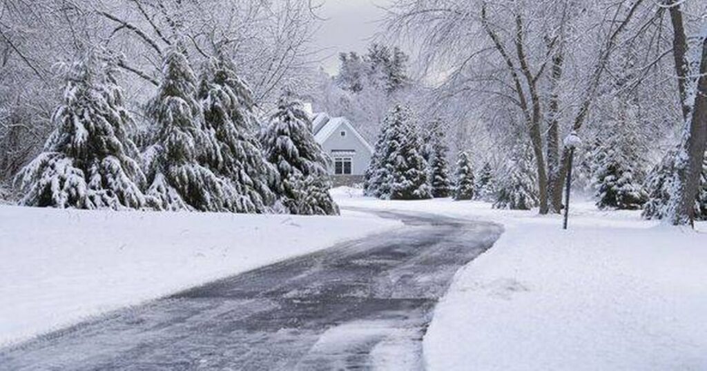 0_winter-house-and-driveway-after-snow-storm.jpg