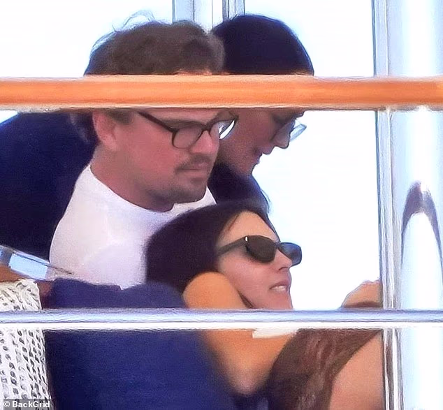 105139977-15425441-Leonardo_DiCaprio_and_his_much_younger_girlfriend_Vittoria_Ceret-m-1_176721391874.avif