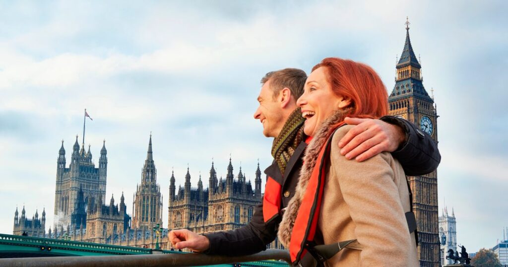1_Romantic-mature-couple-sightseeing-London-UK.jpg