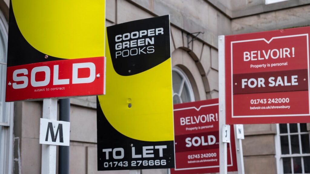 20251029_estateagentsignsshrewsbury_003-JS1046352381.webp.jpeg