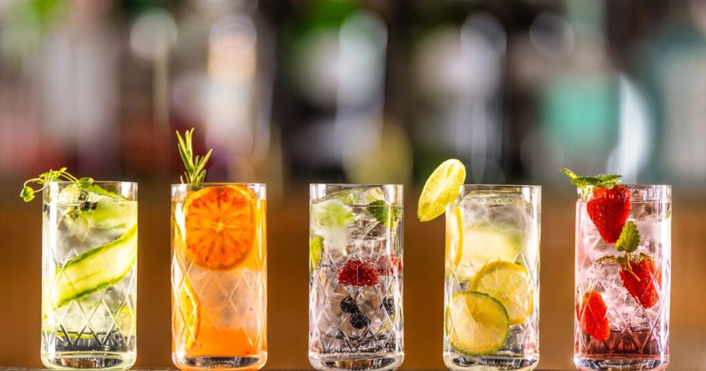 3_Five-gin-tonic-cocktails-in-wine-glasses-on-bar-counter-in-pup-or-restaurant.jpg