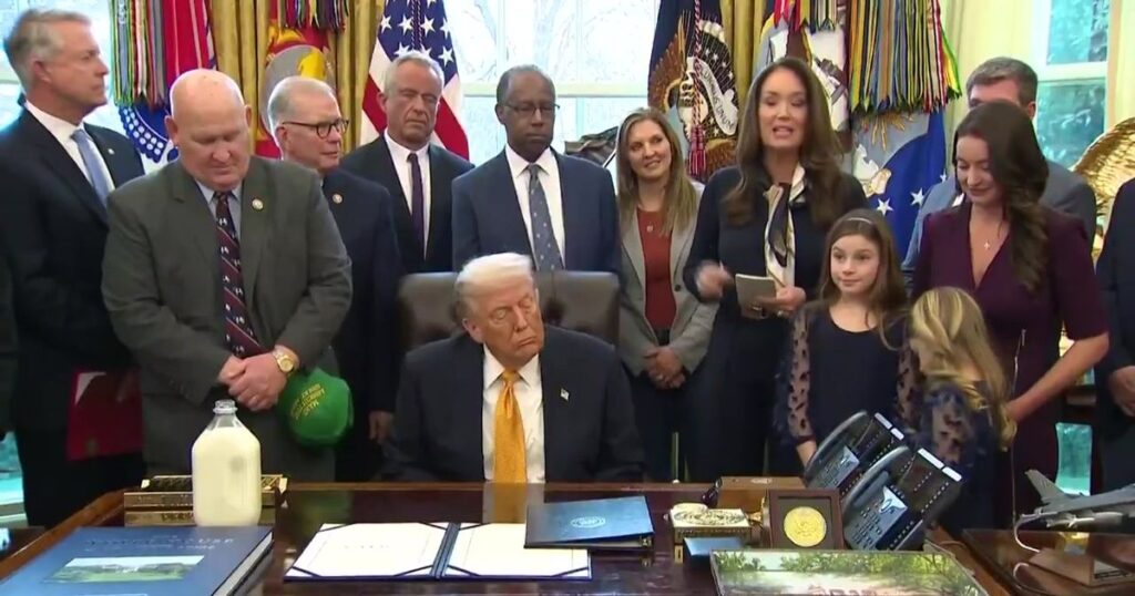 4_Donald-Trump-falls-asleep-and-snores-in-Oval-Office-while-being-given-award-by-two-kids.jpg