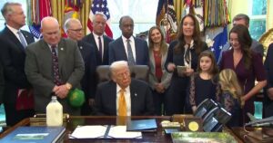 4_Donald-Trump-falls-asleep-and-snores-in-Oval-Office-while-being-given-award-by-two-kids.jpg