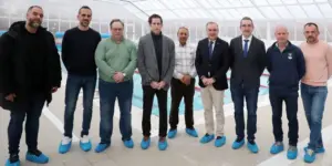 El-alcalde-de-Talavera-de-la-Reina-Jose-Julian-Gregorio-inaugura-el-nuevo-cierre-de-la-piscina-clima.webp