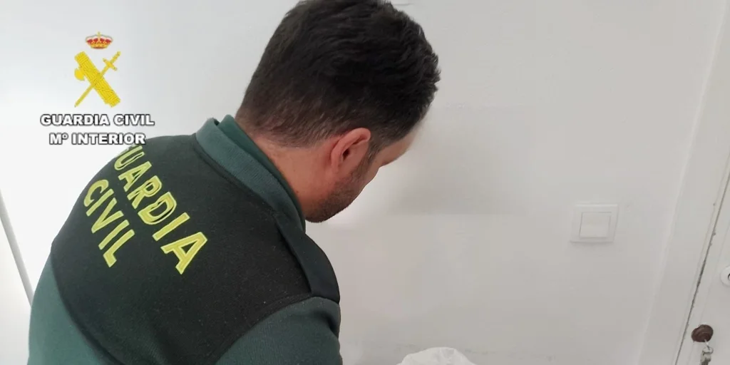 EuropaPress_7220349_agentes_guardia_civil_interviene_kilo_cogollos_marihuana-U04541155523BEy-1024x51.webp
