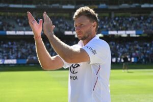 Joe-Root-applauds-travelling-England-supporters.jpeg