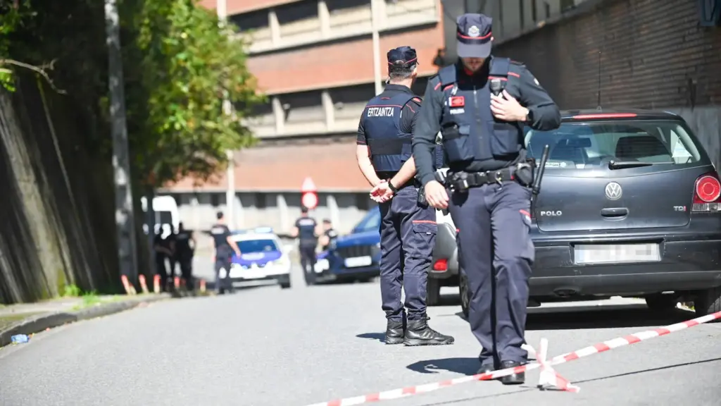 agentes-de-la-ertzaintza-en-el-operativo-puesto-en-marcha-tras-la-reyerta-mortal-de-barakaldo-bizkai.webp