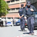 agentes-de-la-ertzaintza-en-el-operativo-puesto-en-marcha-tras-la-reyerta-mortal-de-barakaldo-bizkai.webp