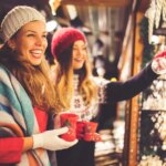 amigas-en-un-mercadillo-navideno.jpeg