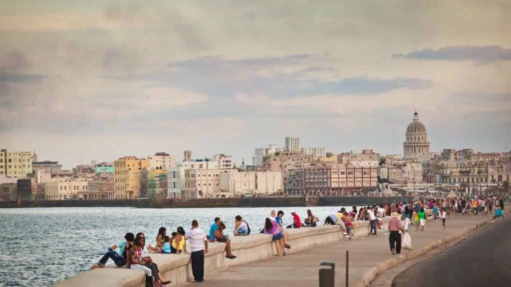 el-famoso-malecon-de-la-habana.jpeg