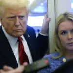 el-presidente-de-eeuu-donald-trump-junto-a-la-secretaria-de-prensa-de-la-casa-blanca-karoline-leavit.webp