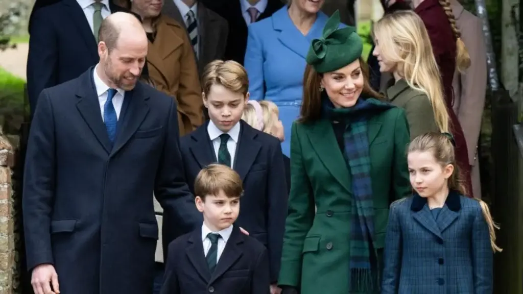 el-principe-guillermo-de-inglaterra-junto-con-la-princesa-kate-middleton-y-sus-hijos-los-principes-l.webp