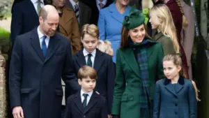 el-principe-guillermo-de-inglaterra-junto-con-la-princesa-kate-middleton-y-sus-hijos-los-principes-l.webp