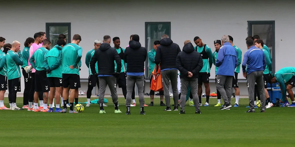 entrenamiento-betis-charla-molmedo-U10618644732pjB-1024x512@diario_abc.jpg