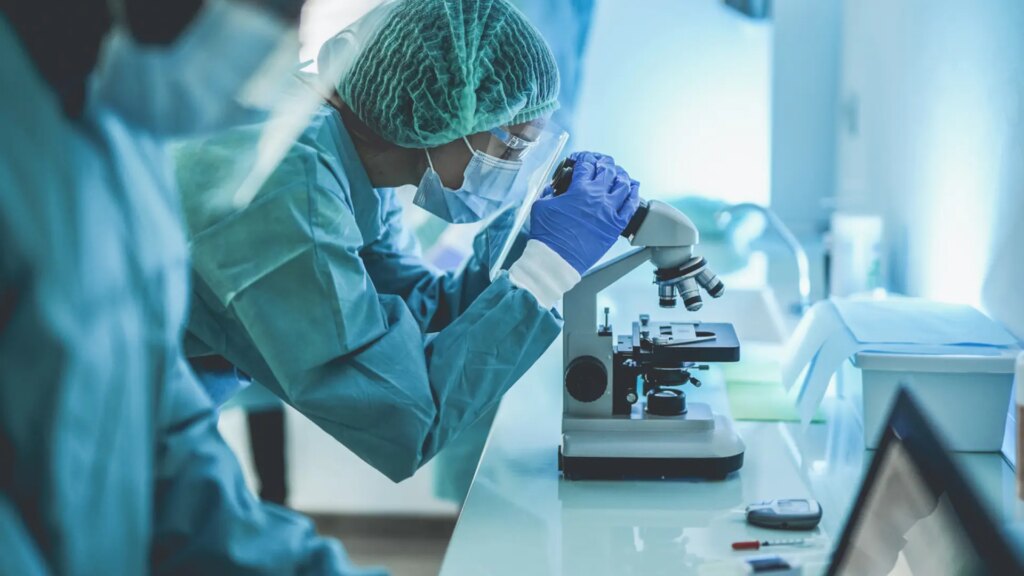 investigadores-mirando-por-un-microscopio.jpeg