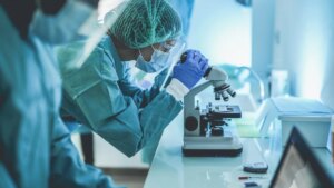 investigadores-mirando-por-un-microscopio.jpeg