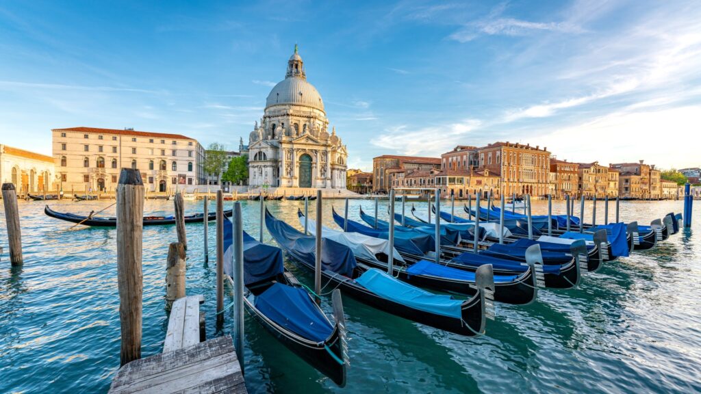 italy-veneto-venice-gondolas-gran-1055234406.jpg