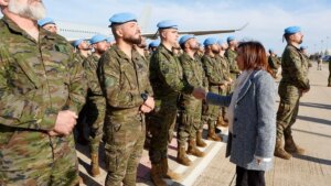 la-ministra-de-defensa-margarita-robles-despide-a-260-militares-de-la-brigada-guzman-el-bueno.jpeg