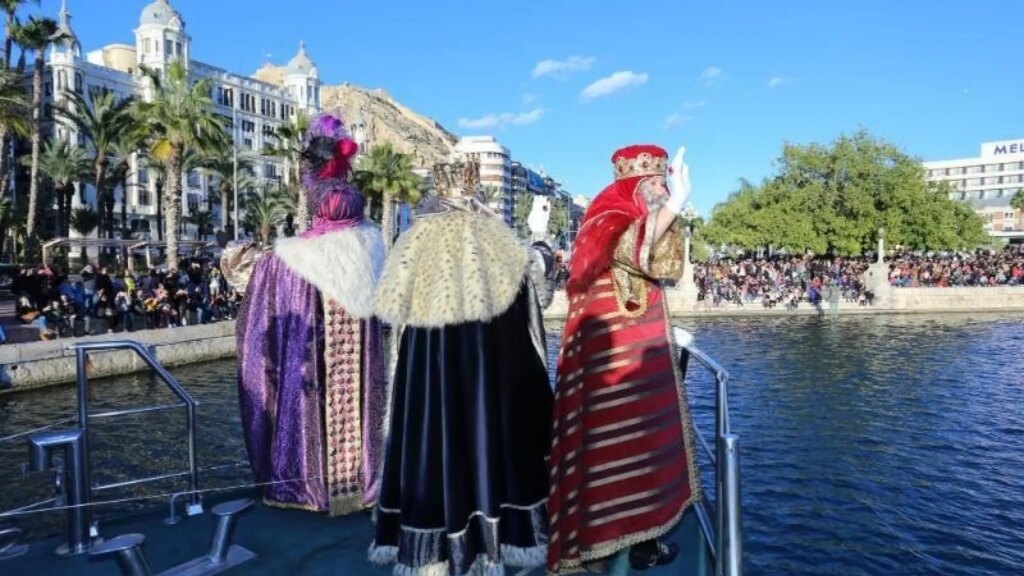 llegada-de-los-tres-reyes-magos-al-puerto-de-alicante-en-ediciones-anteriores.jpeg