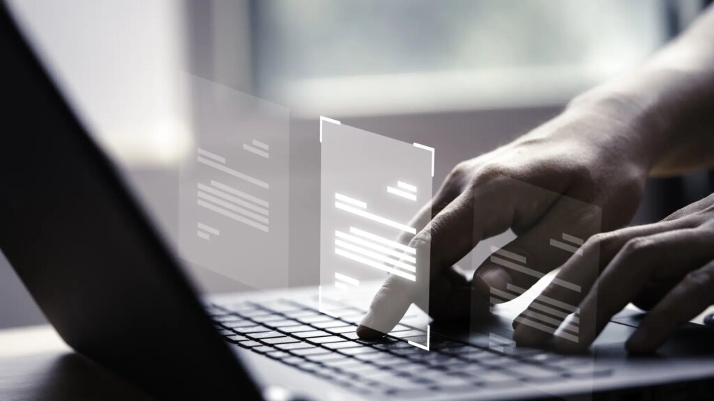 mano-escribiendo-en-el-ordenador.jpeg