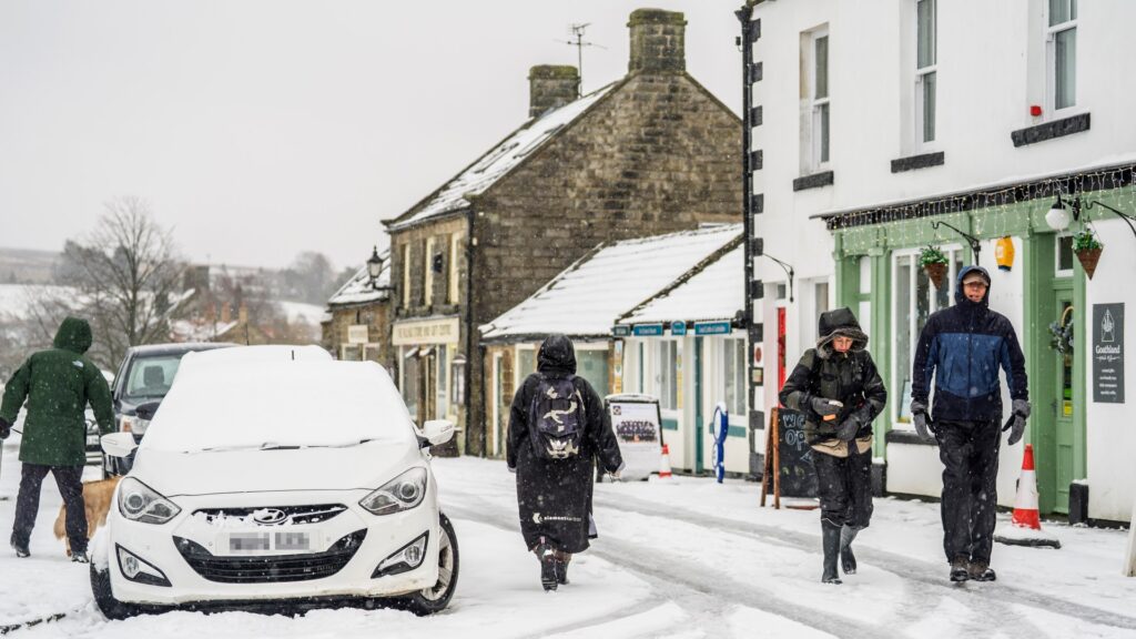 people-snowy-conditions-goathland-north-1050814448.jpg