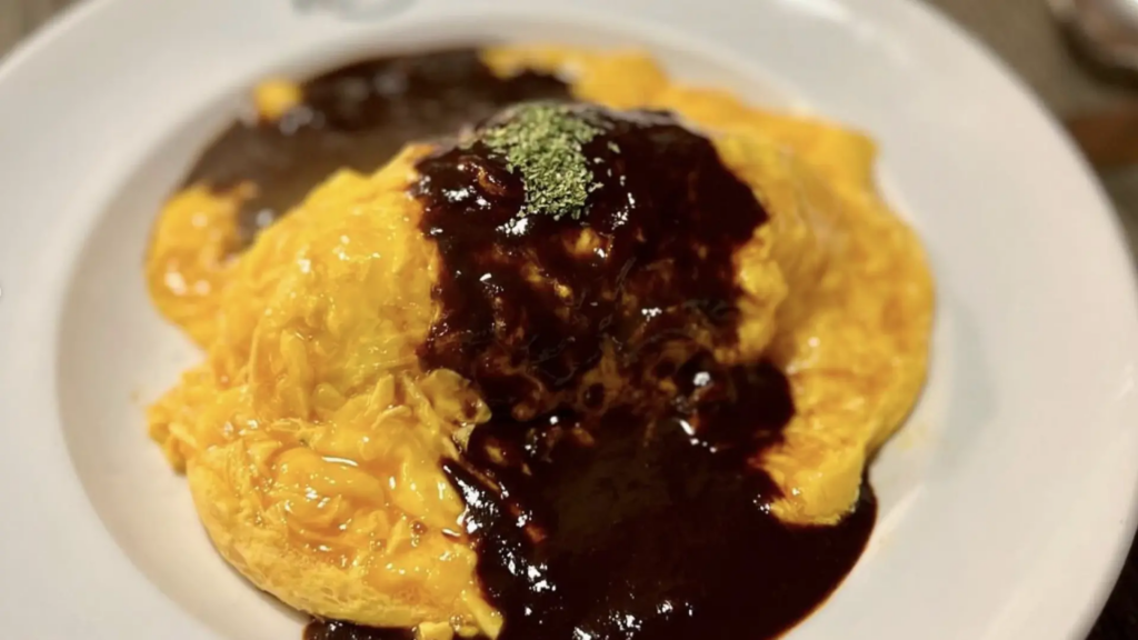 plato-de-omurice-con-salsa-y-especias.png