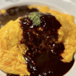 plato-de-omurice-con-salsa-y-especias.png
