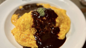 plato-de-omurice-con-salsa-y-especias.png
