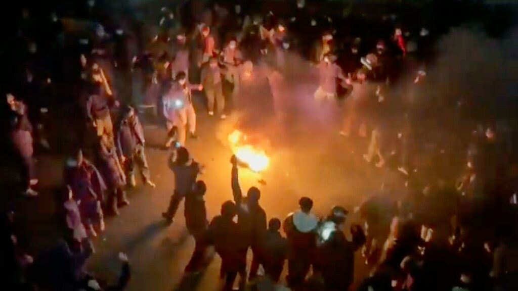 skynews-iran-protests-protesters-dancing-round_7133035.jpg