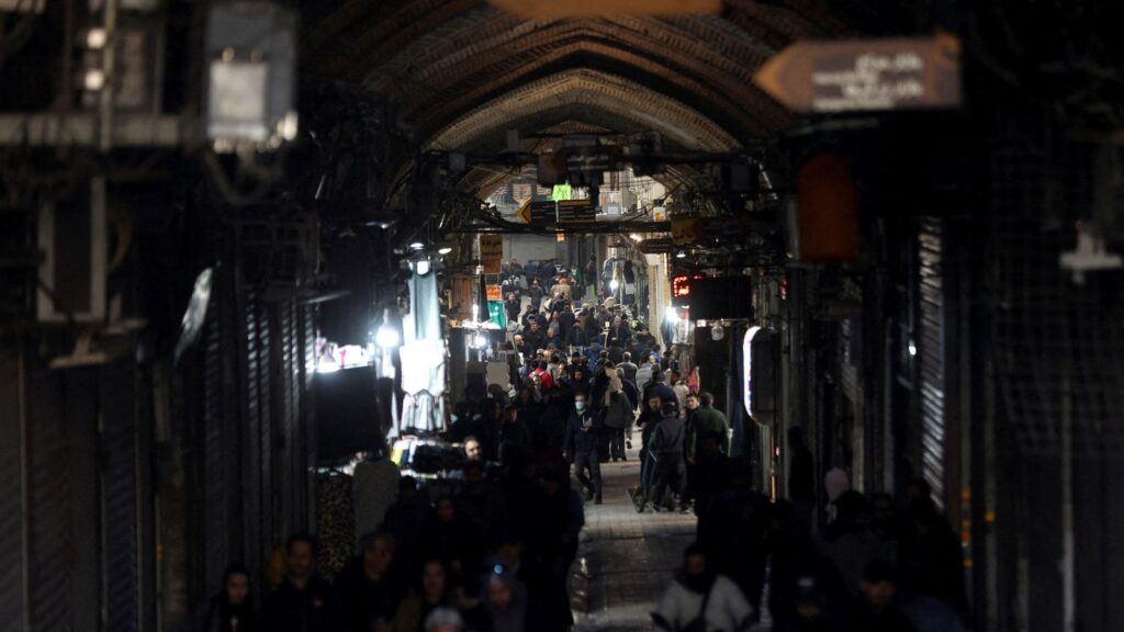 skynews-iran-tehran-grand-bazaar_7123708.jpg