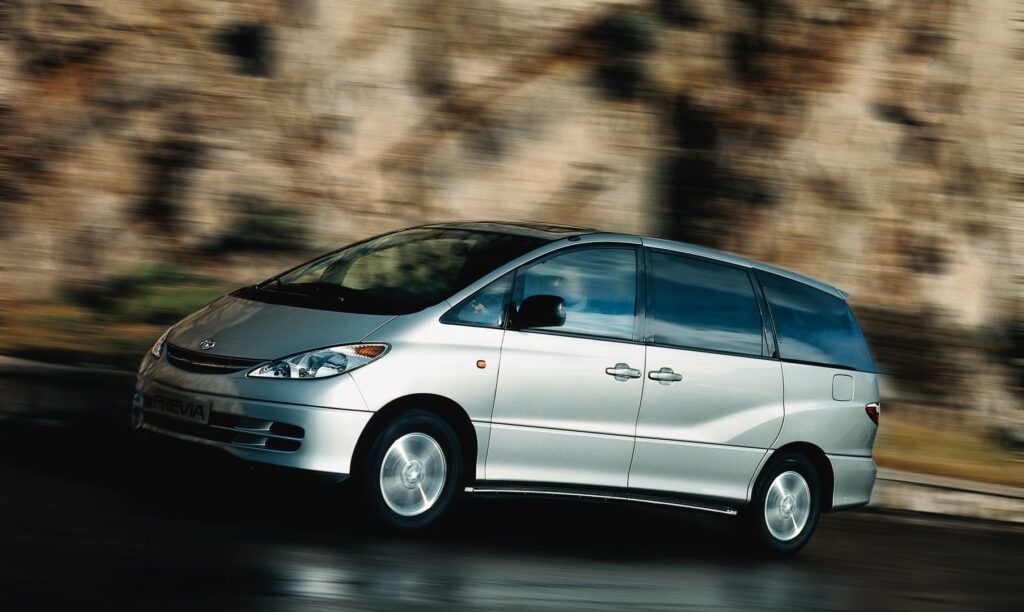 toyota-previa-2531580.jpg