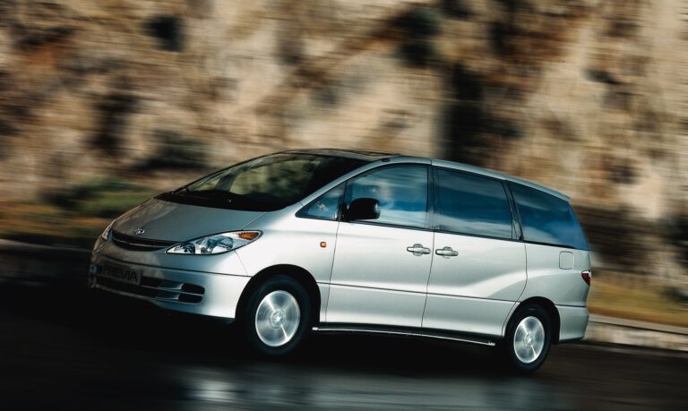 toyota-previa-2531580.jpg