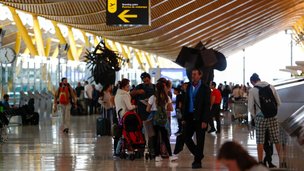 un-grupo-de-viajeros-en-el-hall-del-aeropuerto-adolfo-suarez-madrid-barajas.jpeg