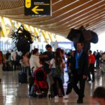 un-grupo-de-viajeros-en-el-hall-del-aeropuerto-adolfo-suarez-madrid-barajas.jpeg