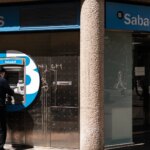 un-hombre-saca-dinero-de-un-cajero-de-banco-sabadell.jpeg