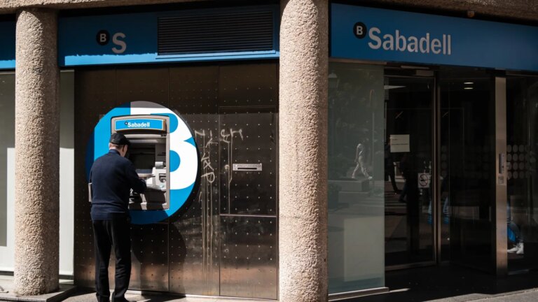 un-hombre-saca-dinero-de-un-cajero-de-banco-sabadell.jpeg