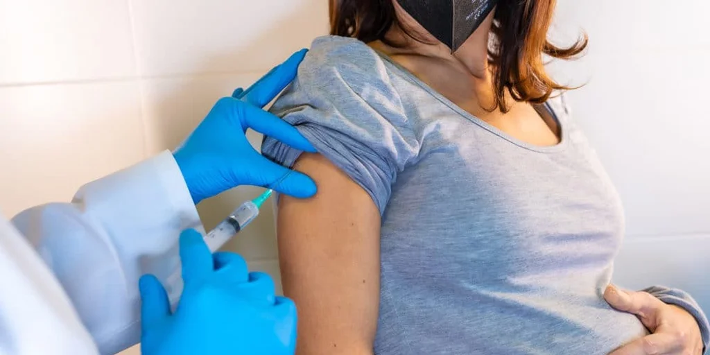 vacuna-embarazada-U43358316101NMv-1024x512@diario_abc.jpg