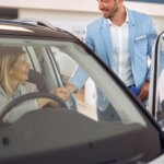 vendedor-de-coches-en-un-concesionario.jpeg