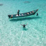 vista-aerea-de-pescadores-en-el-agua-junto-a-una-embarcacion-frente-a-la-playa-de-shoab-en-la-isla-y.webp