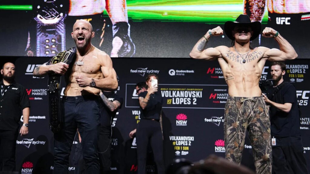 volkanovski-lopes-shirtless-presser.jpg