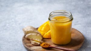 zumo-de-mango-y-curcuma.jpeg